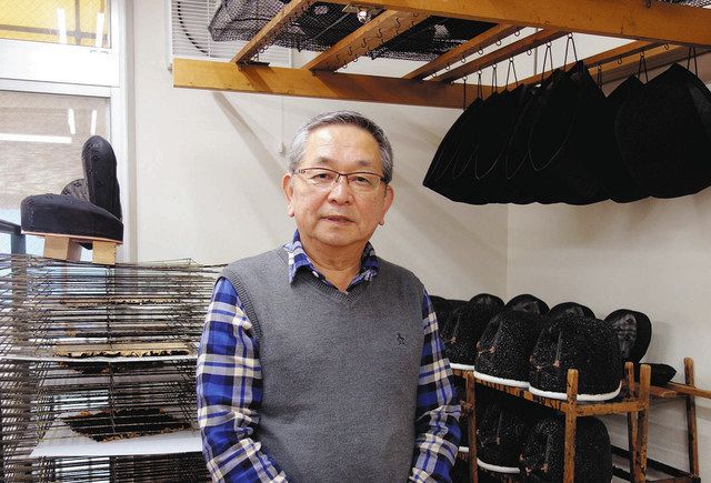 山岡商店代表取締役、柿元實さん。仕事場には製作途中の烏帽子や冠があちこちに置かれていた 