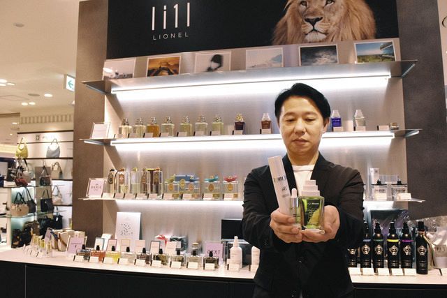 香水や美容液など多様な商品が並ぶ売り場＝東京都豊島区の東武百貨店池袋店で