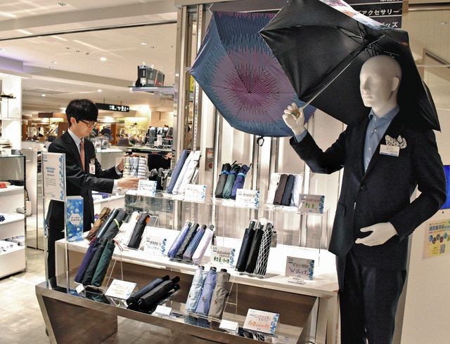 人気が高まっている男性用日傘＝豊島区の西武池袋本店で