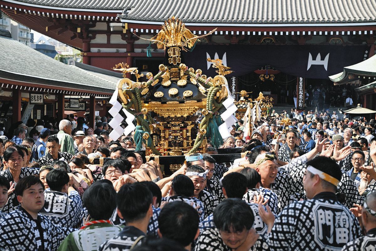 三社祭 気温以上に「熱い」渡御 雷門中部町会神輿を記者体験 担ぎ手の