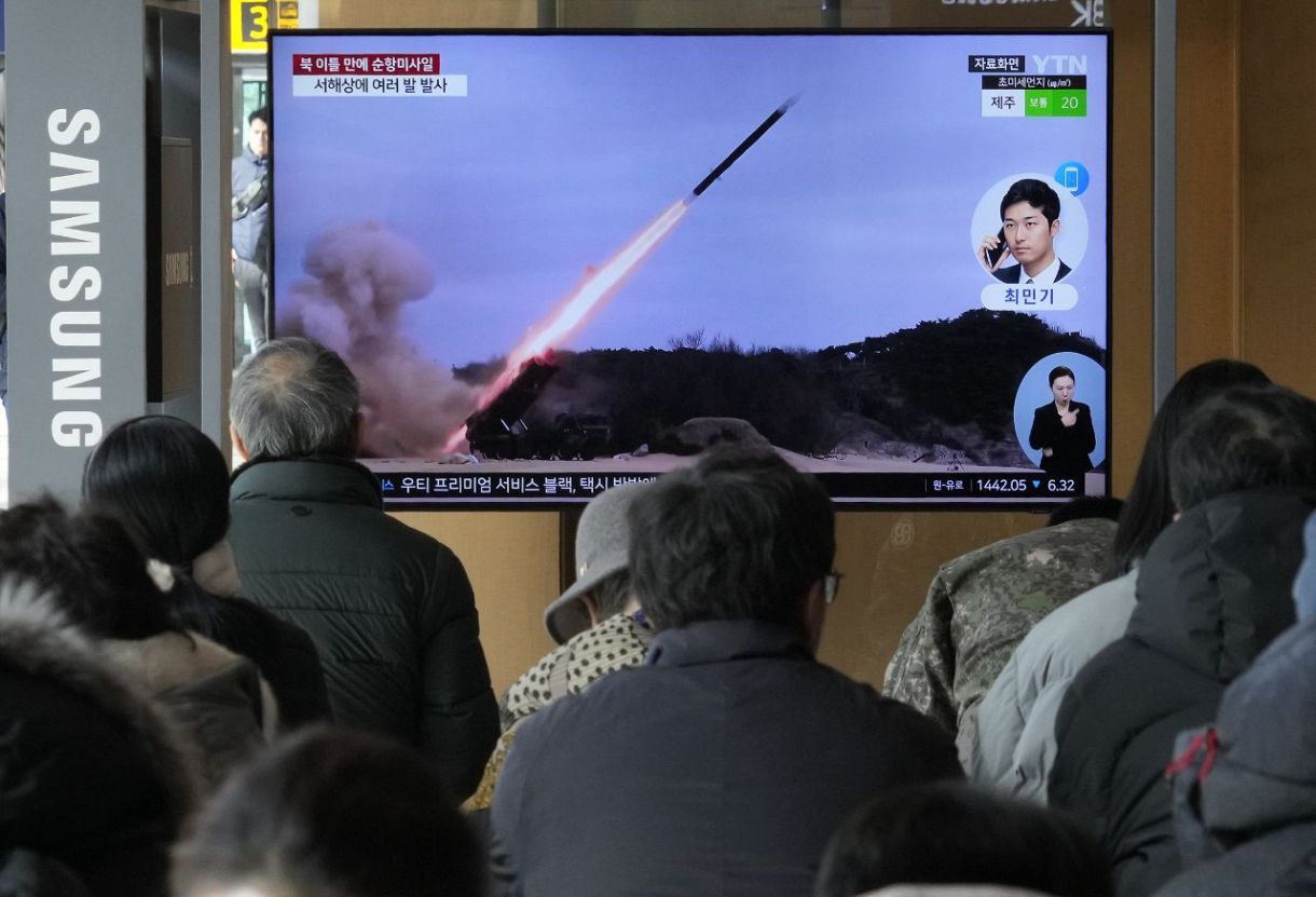 30日、北朝鮮のミサイル発射のニュースを伝えるテレビ画面＝ソウルで、AP