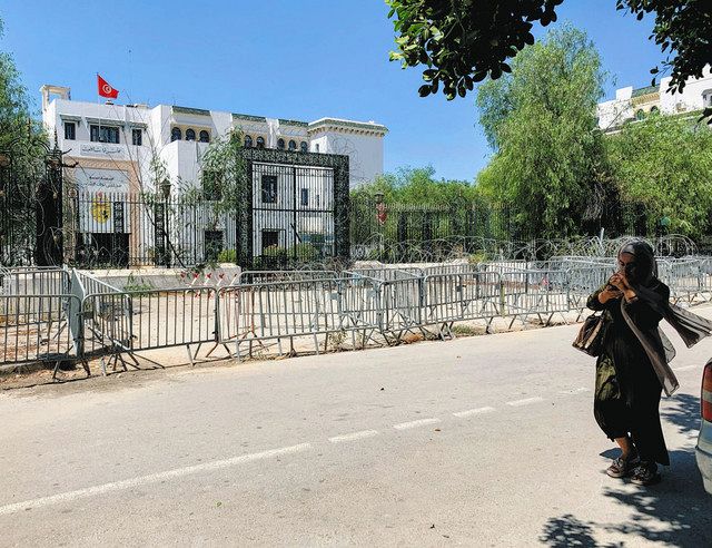 8月下旬、鉄条網などで囲まれ閉鎖されたままのチュニジア議会の正門 
