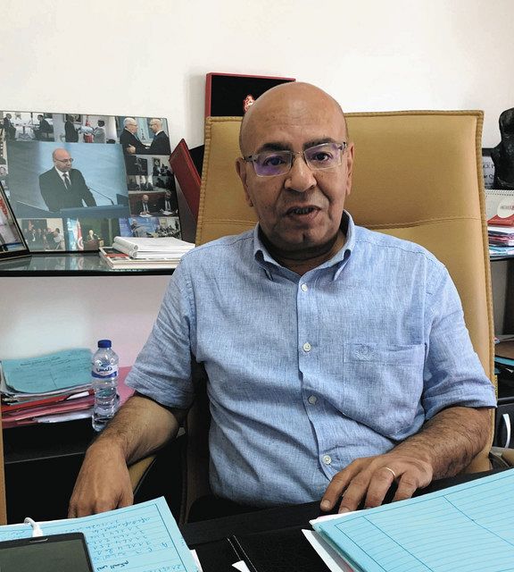 8月下旬、チュニス市内で「改革を進めるべきだ」と話すマハフード弁護士
