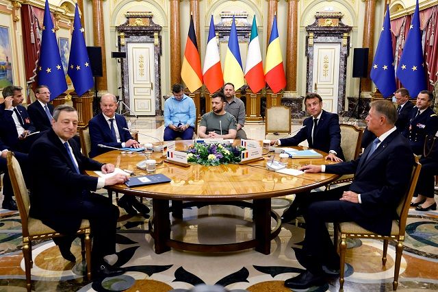 １６日、キーウでイタリアのドラギ首相㊧、ドイツのショルツ首相（左から２番目）、フランスのマクロン大統領（右から２番目）らと面会するウクライナのゼレンスキー大統領（中央）＝ＡＰ