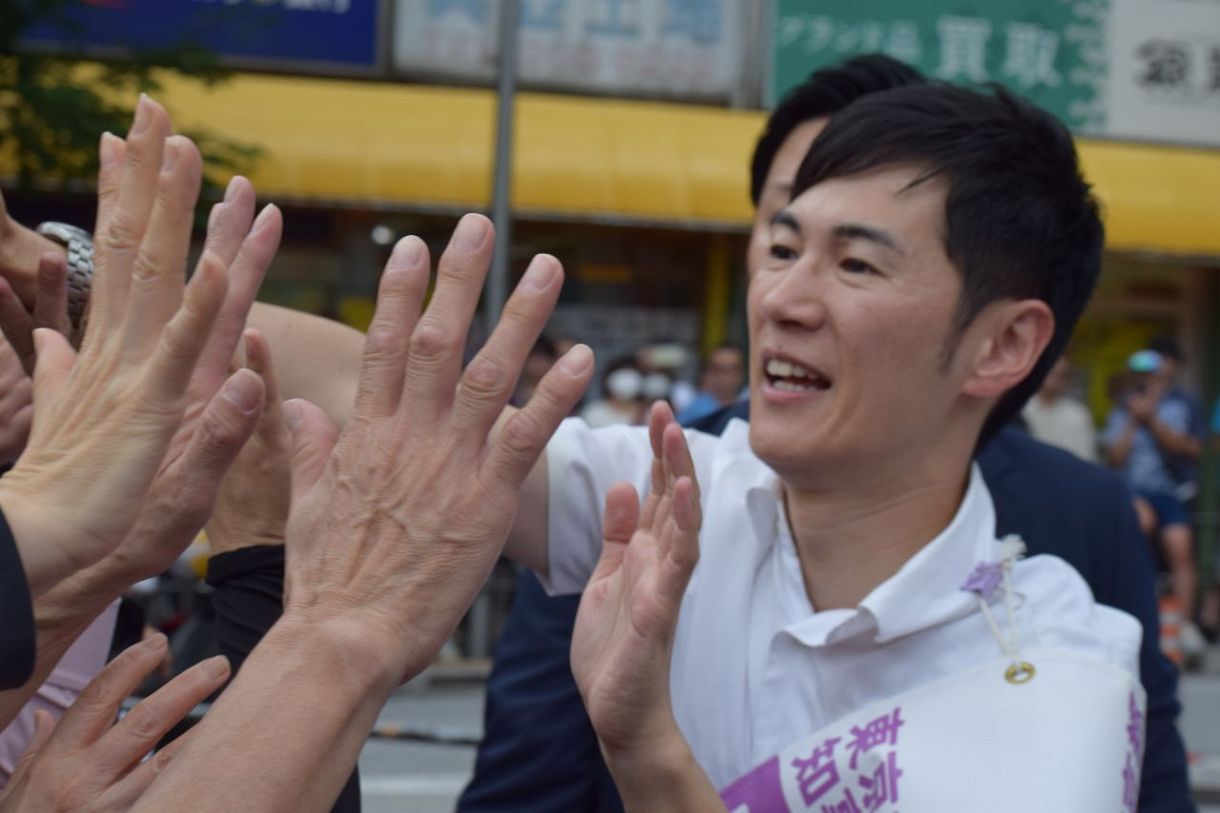 都知事選の街頭演説に集まった聴衆にハイタッチで応える石丸伸二氏（佐藤裕介撮影）