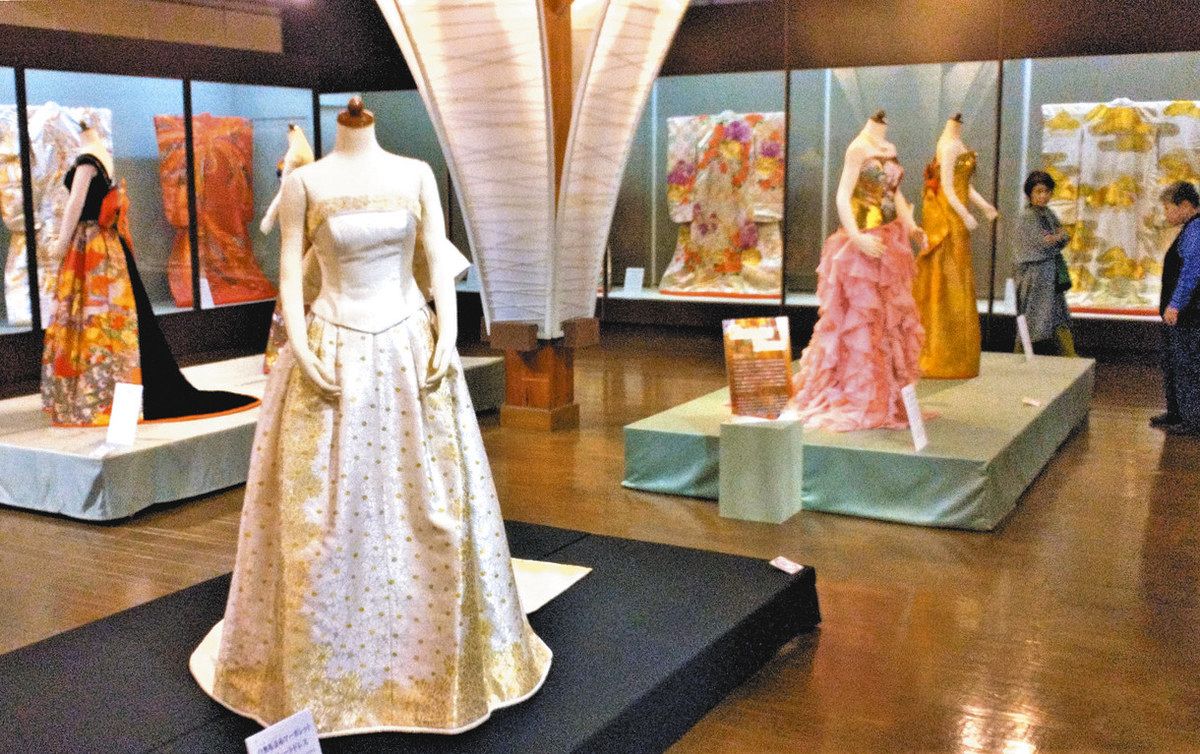 バブル期の花嫁衣装紹介 豪華で華麗な打ち掛けやドレス 高崎・日本絹の里で18日まで企画展：東京新聞デジタル