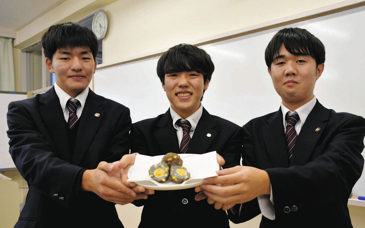 開発を担当した（左から）辻さん、鵜野さん、岩瀬さん 