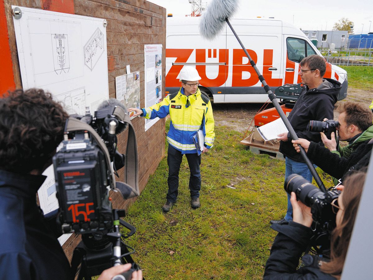 地元メディアにPFAS除去の取り組みを説明する米軍担当者＝2024年4月、ドイツ・アンスバッハ駐屯地で（同駐屯地提供）