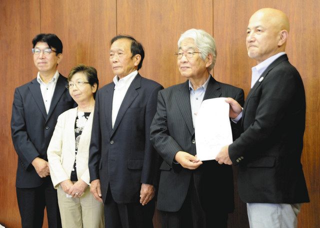和泉聡市長（右）に要望書を提出する久保田健一会長（右から２人目）ら足利文化協会幹部＝足利市役所で 