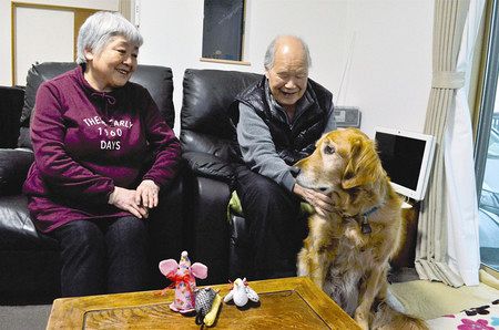 左から原田幸子さん、宗雄さん、２代目の盲導犬のネス＝福島県いわき市で