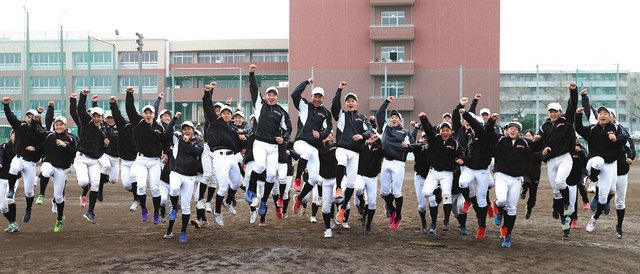選抜高校野球大会への出場が決まり、ジャンプして喜ぶ日大三島の選手たち＝三島市で
