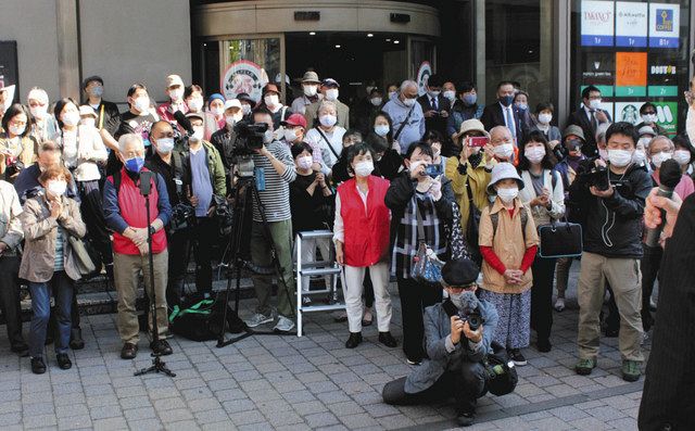 選挙戦終盤の街頭決起集会で演説を聴く有権者ら＝横浜市内で
