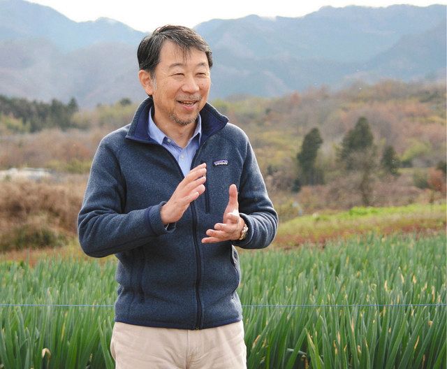 海外の研修員が学んだ畑で取り組みを語る矢島さん＝群馬県甘楽町で