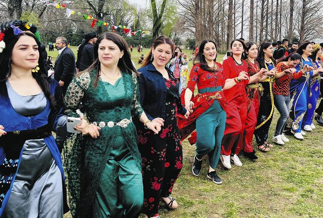 クルドの祭り 秋ケ瀬公園で4年ぶり開催 大きな踊りの輪 笑顔ほころぶ ：東京新聞デジタル