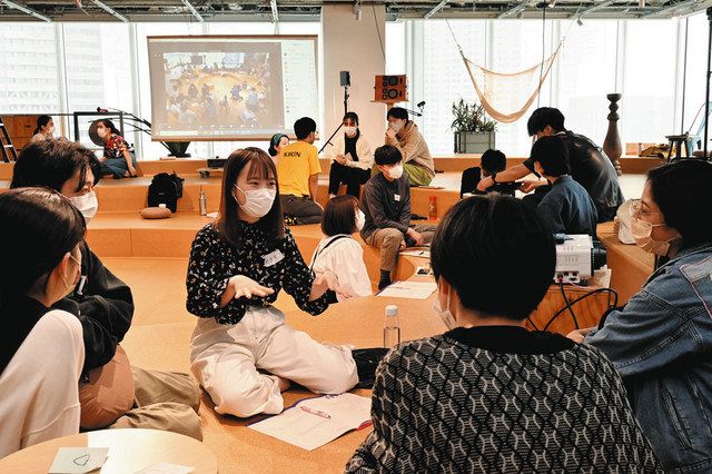 グループに分かれて意見交換する参加者たち＝２９日、東京都港区赤坂で