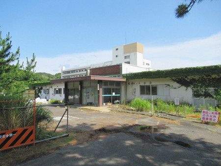 南伊豆町が取得を断念した旧共立湊病院跡地。建物の取り壊しが進んでいない＝静岡県南伊豆町で