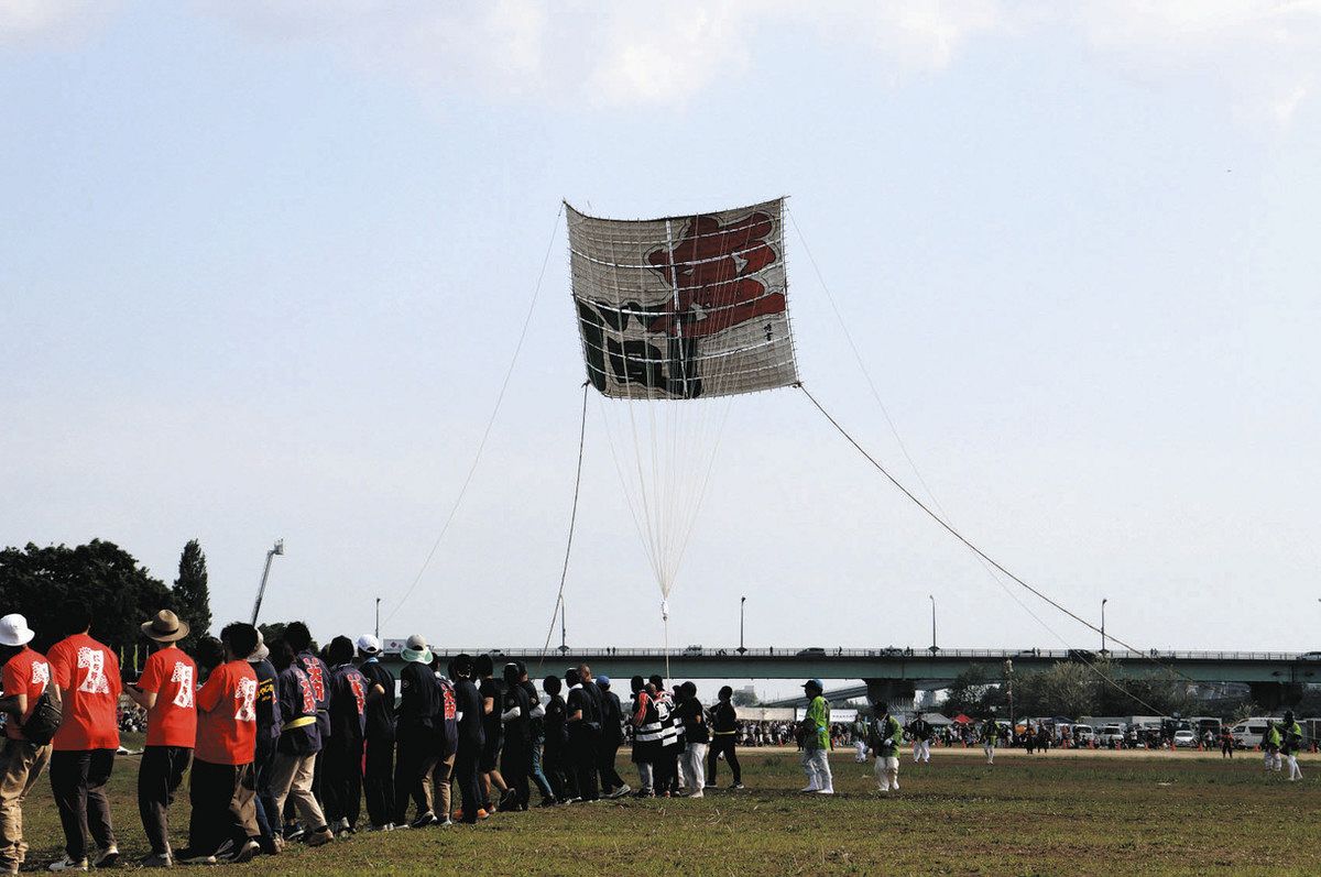 4間凧、2万7000人を魅了 大凧掲揚きょう再挑戦 座間市で「まつり