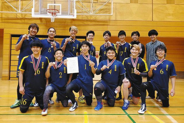 昨年１１月の全日本選手権で３位に入り、メダルを手に笑顔を見せる男子チームの部員たち（菅香保さん提供）
