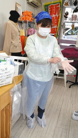 訪問介護の際に身に着ける感染防護用品。マスクにビニール製エプロン、アームカバー、手袋、シューズカバー。いずれも使い捨てだ＝２３日、東京都西東京市で