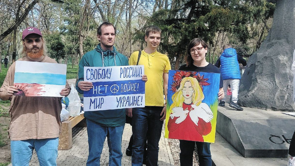 エレバンの公園で、ウクライナ侵攻に反対するロシア人の若者ら＝アンドレイさん提供