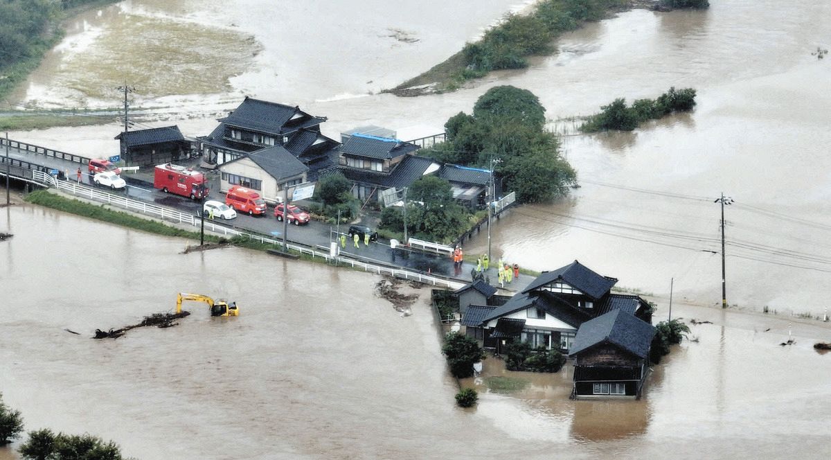 豪雨で川が氾濫した石川県輪島市門前町＝9月22日（ドローンから）