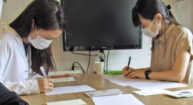 川南さんの主宰する「青山一丁目ペン字筆ペン教室」はコロナ後、入室してくる生徒が増えた＝東京都港区で
