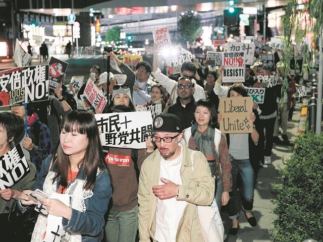 2017年10月、東京・銀座で、衆院選を前に野党共闘などを訴えてデモ行進する参加者。今回の「除名」は共闘に影響するか