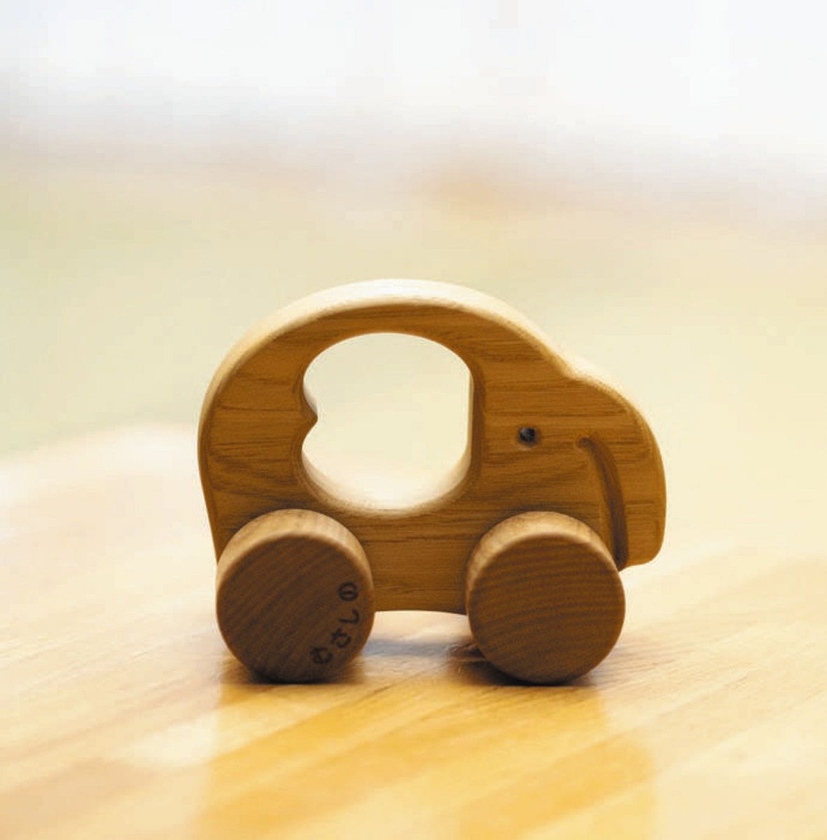 早い物勝ち　１点物　貴重　天然素材の一輪車　りんごの木　杉材　ハンドメイド 新生児に木製おもちゃ 武蔵野市「遠野の森」の贈り物：東京新聞デジタル