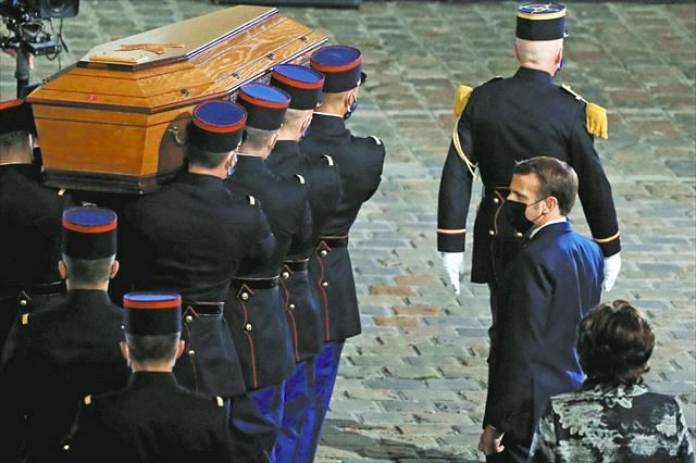 教師殺害テロ 中学校の保護者や生徒ら７人関与か 国葬でマクロン大統領 あなたはフランスの顔に 東京新聞 tokyo web