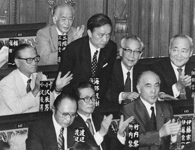 衆院本会議で正式に首相の指名を受け、一礼する海部俊樹氏＝１９８９年８月