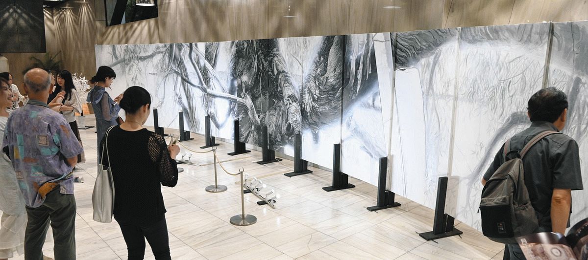 息をのむ迫力…広島の「被爆樹木」描いた襖絵の大作 東京新聞ロビーで 
