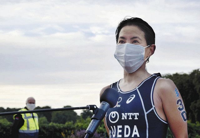 日本女子でただ一人出場した世界選手権を終え、マスク姿で取材に応じる上田藍=5日、ハンブルクで(共同)