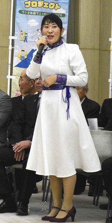 東京都から表彰を受け、モンゴルの民族衣装を着てあいさつする中村秋子さん