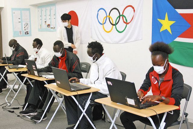 パソコンの使い方を教わる南スーダンの選手たち