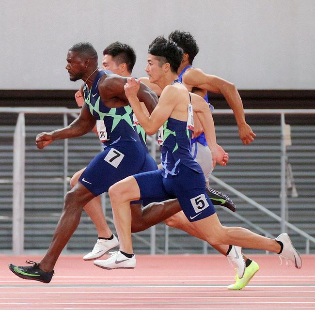 男子１００メートル決勝で優勝したジャスティン・ガトリン（左）と２位の多田修平（榎戸直紀撮影）