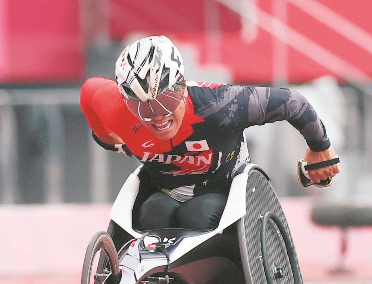 東京パラリンピックの陸上男子車いすT53クラスの400メートル予選で力走する伊藤智也＝2021年8月、国立競技場で