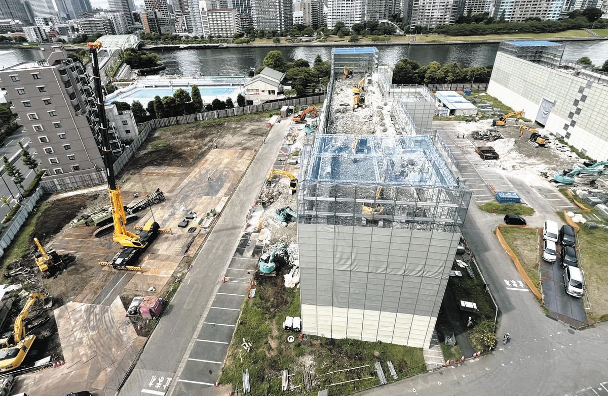 取り壊しが進む旧職員住宅。かつて敷地内には大きな木々が植わっており、子ども用の遊具などもあった＝東京都江東区で