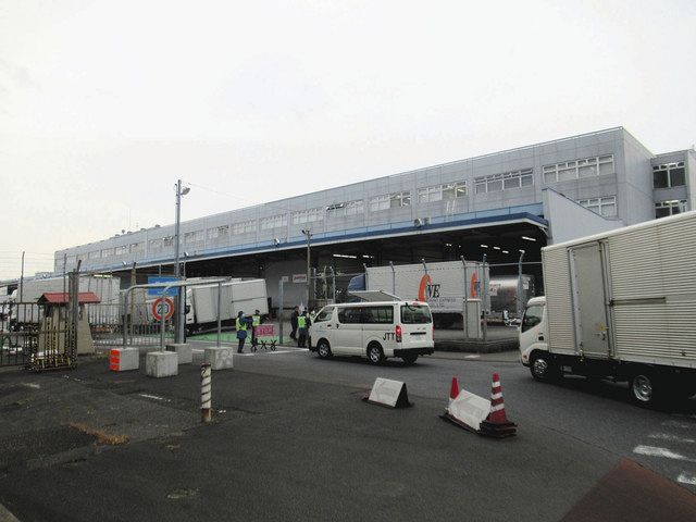 物流拠点施設が並び貨物トラックなどが行き交う成田空港周辺＝成田市で
