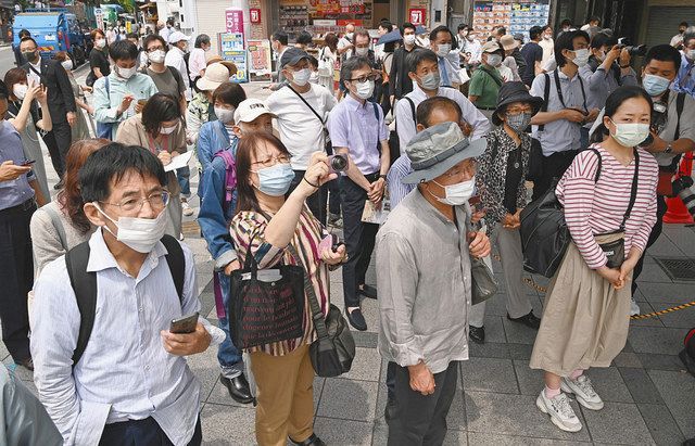 都議選の立候補者らの街頭演説に聞き入る有権者ら＝2021年6月25日、東京都内で