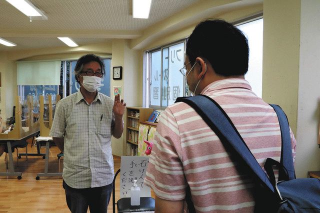 学びの広場のメンバーと話す加藤さん（左）＝東京都国分寺市で 