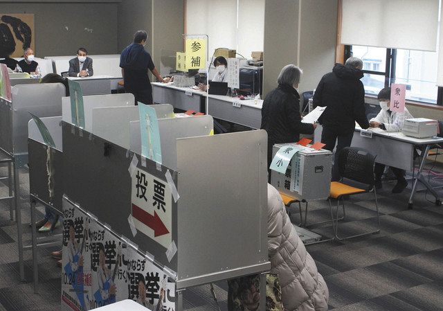 期日前投票に訪れた有権者ら＝熱海市役所で 