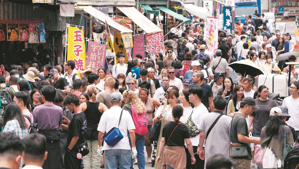 外国人観光客らでにぎわう築地場外市場=6月、東京都中央区で