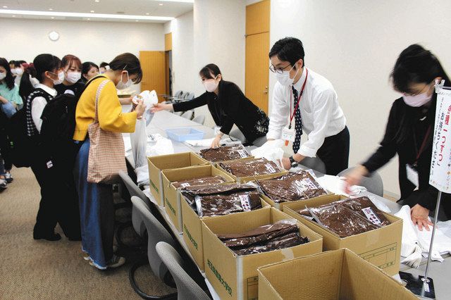 支援食料のみそなどを受け取る学生たち＝坂戸市の女子栄養大坂戸キャンパスで
