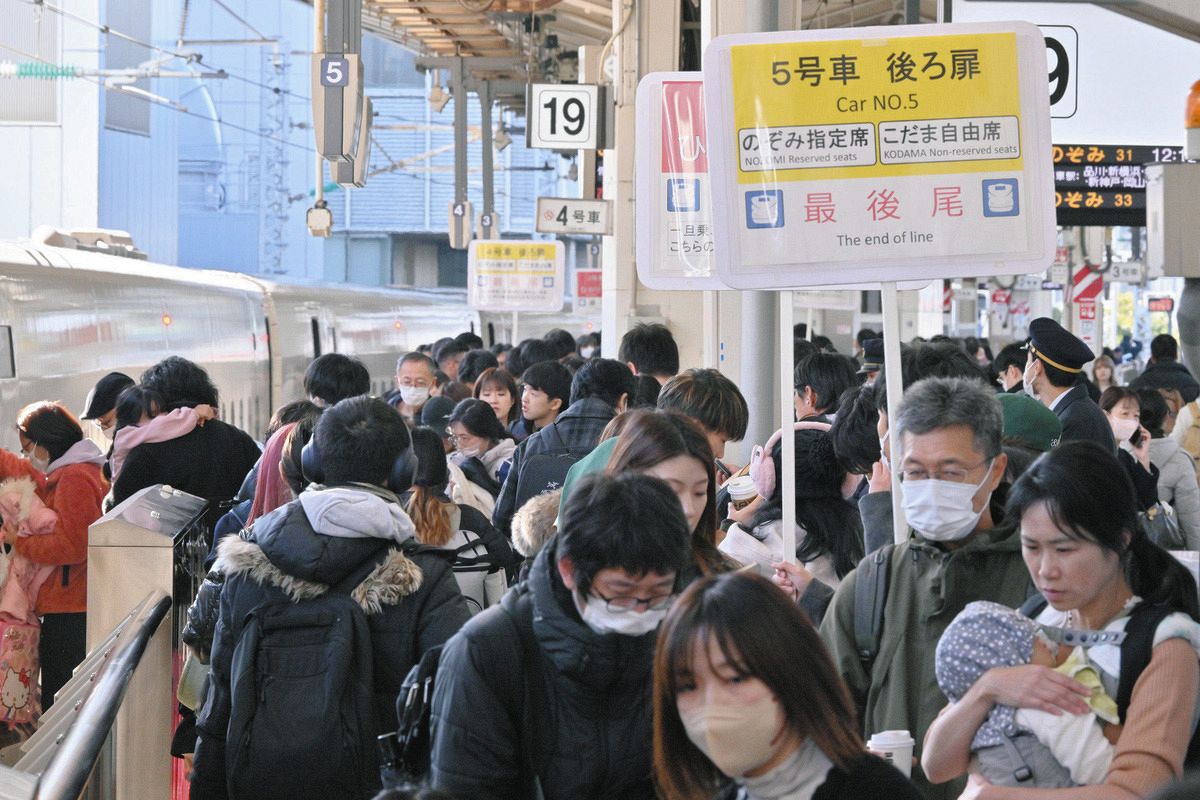 ふるさとや行楽地に向かう人たちで混雑するJR東京駅の新幹線ホーム＝29日（七森祐也撮影）