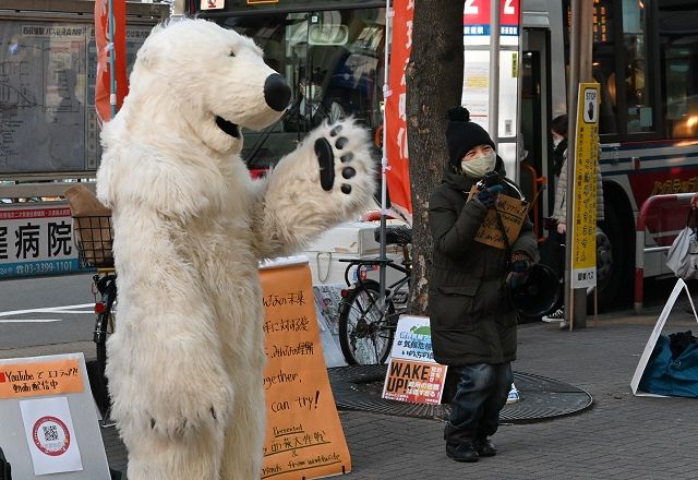 白熊の着ぐるみの横でラップを披露する芹沢さん