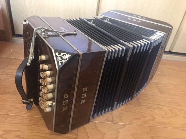 蛇腹楽器のバンドネオン。なかなか売っていないため、アルゼンチン大使館に電話して探したという（芹沢さん提供）