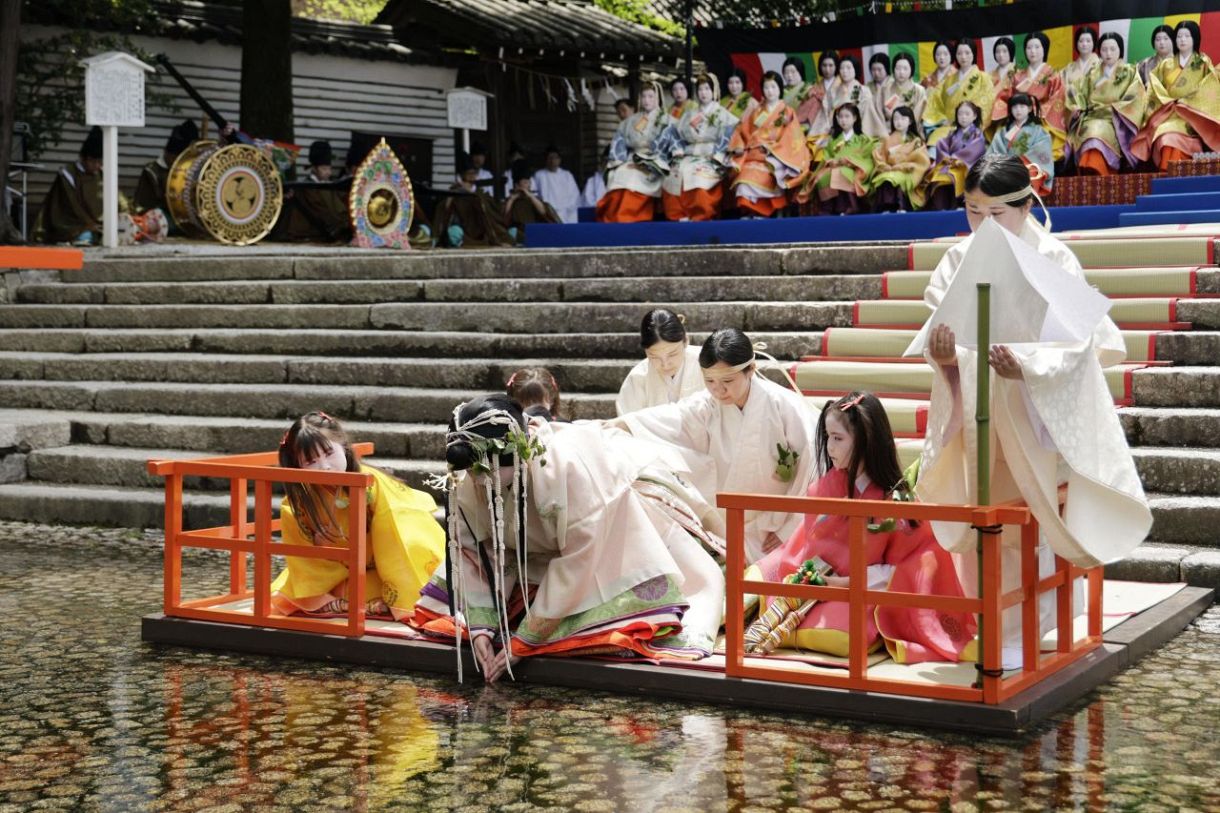 斎王代、指先浸して身清め 京都・下鴨神社で御禊の儀：東京新聞デジタル