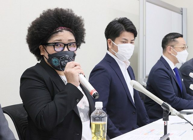 「侮辱罪」厳罰化の改正刑法成立を受け、記者会見する（左から）木村響子さん、松永拓也さん、スマイリーキクチさん