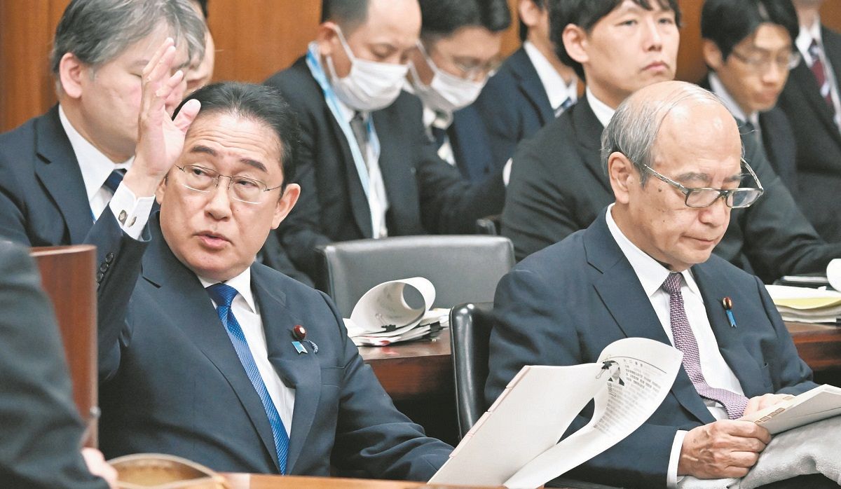 衆院法務委員会で答弁を求め挙手する岸田首相。右は小泉法相=5月15日