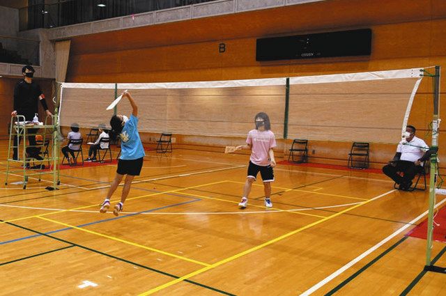 「羽根−１グランプリ」で対戦する児童ら＝中央区日本橋浜町の区立総合スポーツセンターで